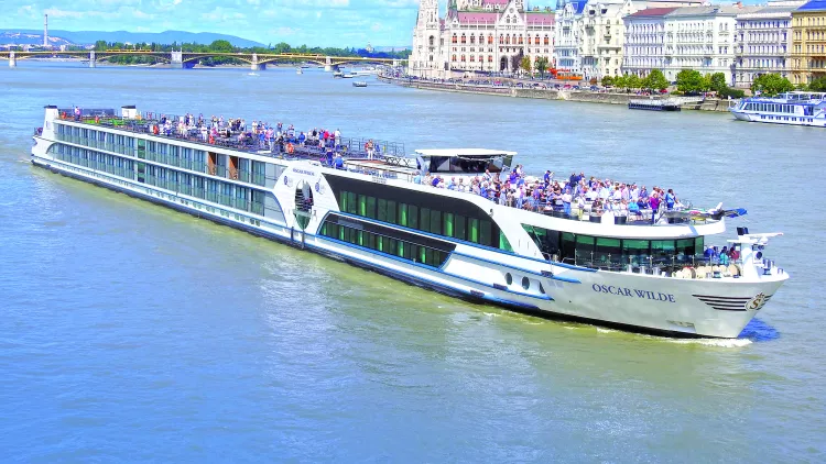 Oscar Wilde ship on the Douro with the Hungarian Parliament Building in the background