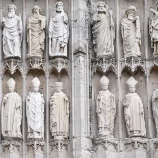 Statues along the side of the Cathédrale Notre-Dame de Rouen in Paris