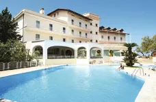 Exterior view of the Grand Hotel Aminta and outdoor pool in Sorrento, Italy