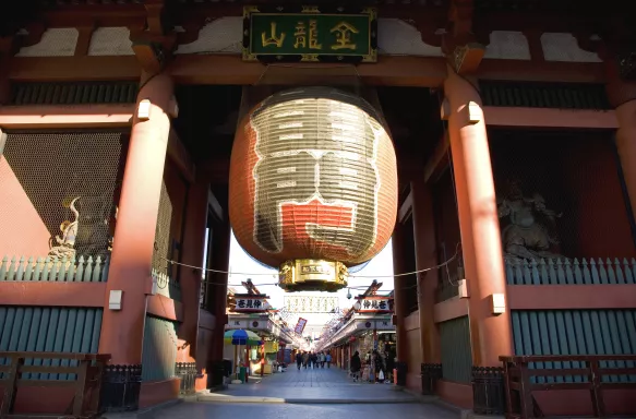 Kaminari-Mon gate with a giant lantern in Tokyo, Japan.