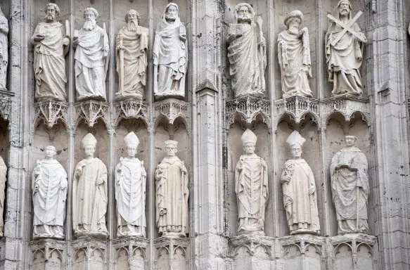 Statues along the side of the Cathédrale Notre-Dame de Rouen in Paris