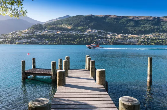 Beautiful daybreak at Lake Wakatipu in New Zealand