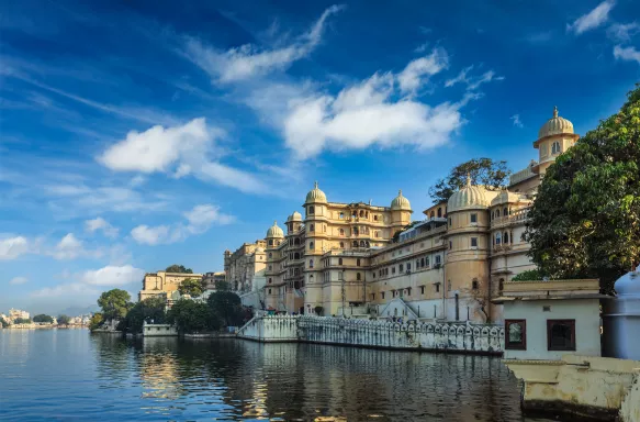  Udaipur City Palace and Lake Pichola in Udaipur, India 